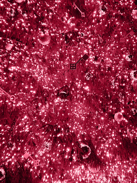 圣诞节当天，针叶树的树枝上装饰着闪闪发光的球和闪闪发光的花环。2023年年度色彩:品红万岁图片下载