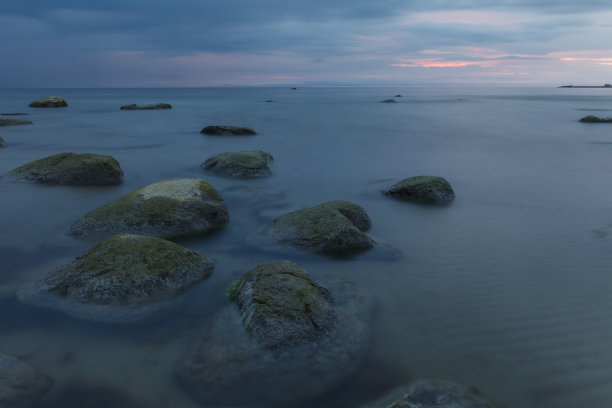 波罗的海，有飘忽不定的巨石。在蓝色时间长时间曝光。图片下载