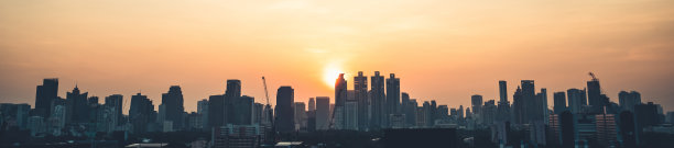 美丽的日落城市景观和大都市中心的高层建筑。市中心商业区全景。图片下载