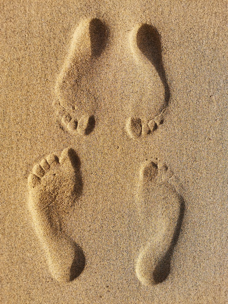 西班牙科菲特海滩沙滩上的两个脚印图片下载