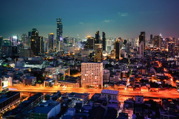 大都市中心的夜间城市景观和高层建筑。市中心商业区全景。图片下载