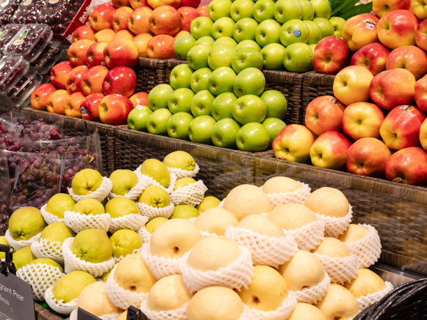 市场上有不同品种的苹果。图片下载