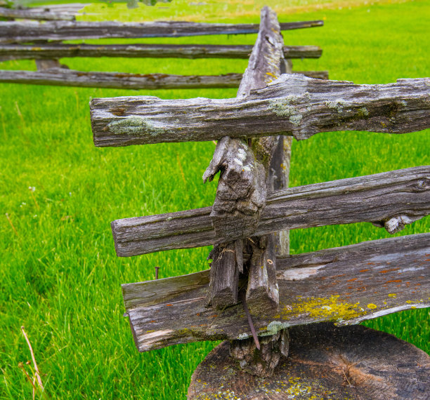 老风化劈轨围栏-戈申县，印第安纳州图片下载