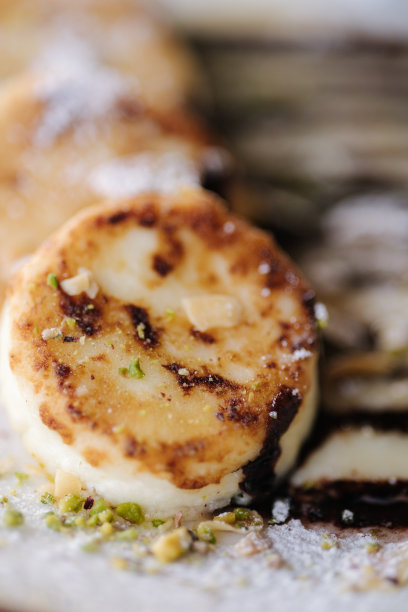 微距照片芝士蛋糕用黄油和奶油巧克力奶油炸，顶部碎坚果图片下载