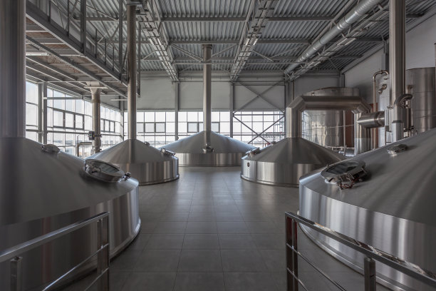 带有发酵罐的工厂车间内景。图片下载