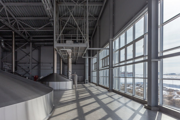 烈酒厂的大发酵罐。图片下载