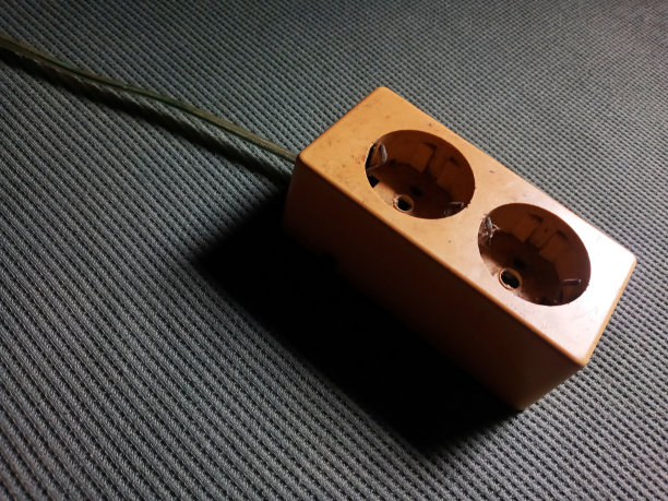 结构面上的旧电灯开关图片下载