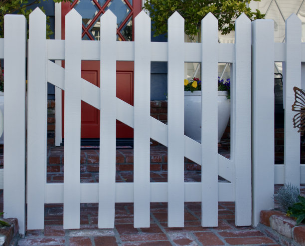 传统的白色尖桩栅栏和大门图片下载