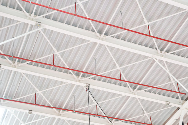内部工业机库的特写白钢屋顶结构图片下载