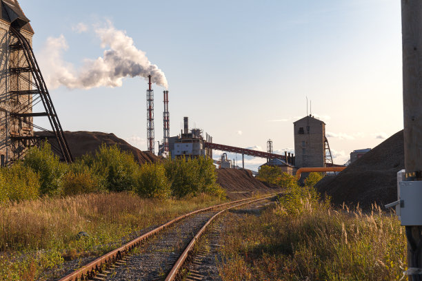 爱沙尼亚，旧化工厂的铁路大门。图片下载