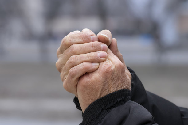 冰冻的男人的手。男人的手在寒冷中皮肤干燥。冬季手部护理。图片下载