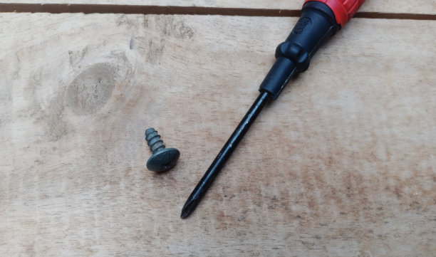 螺丝螺栓和螺丝刀图片下载