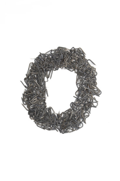 艺术孤立小写字母o由钢钉孤立在白色背景上写，字体，类型风格图片下载