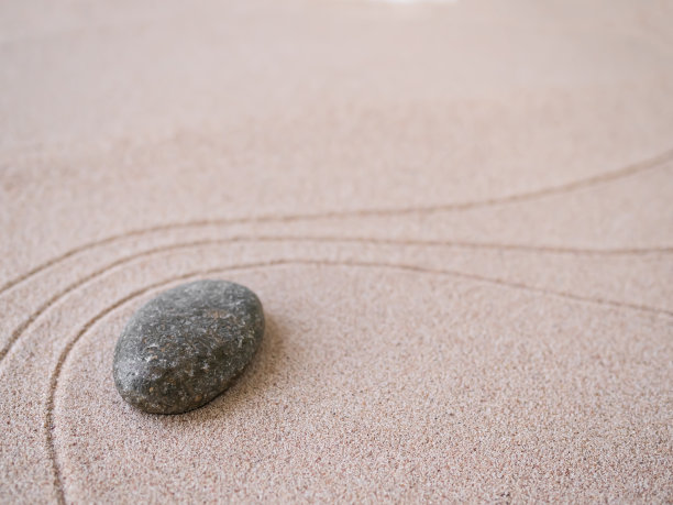 禅宗花园平静符号自然，线条图案纹理日本沙滩背景，设计佛教水疗冥想，沙漠平衡抽象。健康、灵性、精神曼荼罗的概念图片下载