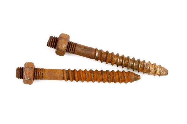 白色背景上生锈的大螺丝。图片下载