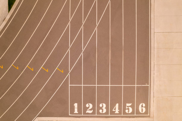 室外运动场跑道的俯视图。运动员在运动场和跑道上比赛的POV。竞技体育和冠军艰苦锻炼。图片下载