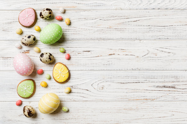 彩色背景的复活节彩蛋和饼干。色彩柔和的彩蛋。假日概念与复制空间图片下载