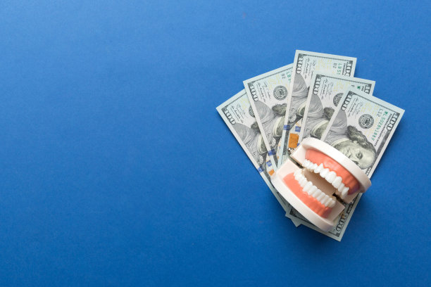 一个有白色牙齿和美钞的人类下巴的特写模型。牙科概念照片。假牙科。带有复制空间的假teet顶视图图片下载