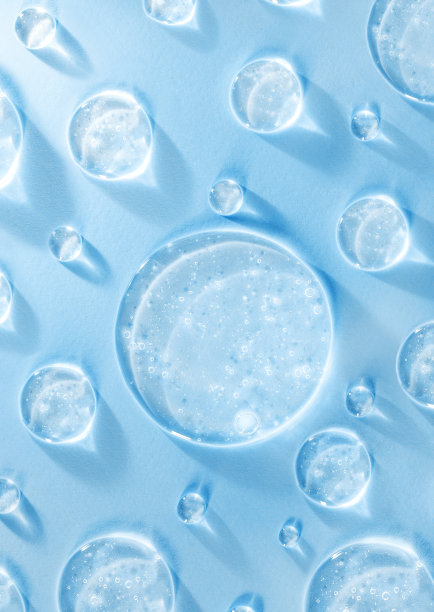 圆形透明凝胶血清滴在蓝色背景图片下载