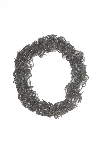 艺术孤立大写字母O由钢钉孤立在白色背景上写，字体，类型风格图片下载