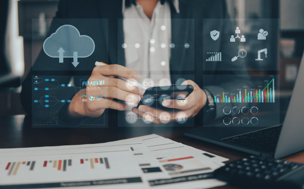 商务人士利用笔记本电脑上的分析图和虚拟现实上的增长图，投资图形用于分析市场和需求。图片下载