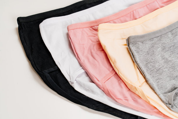 白色背景上的彩色棉质内裤的一部分。图片下载