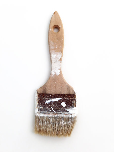 油漆刷隔离在白色背景上。特写的画家的画笔与油漆的痕迹。使用平刷或调色板的鸟瞰图。DIY和装饰，图片下载