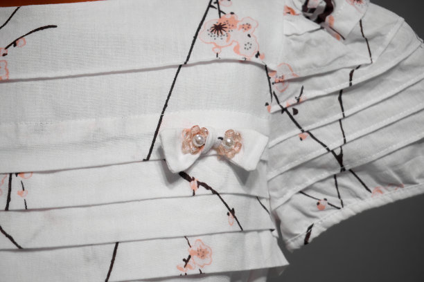 白色亚麻连衣裙部分绣有花纹，细部漂亮的连衣裙特写。选择性聚焦图片下载