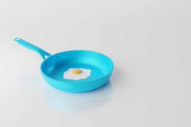黄色的平底锅上有一个煎蛋，背景很浅。图片下载