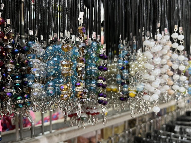 面具带与彩色塑料珠在商店。图片下载