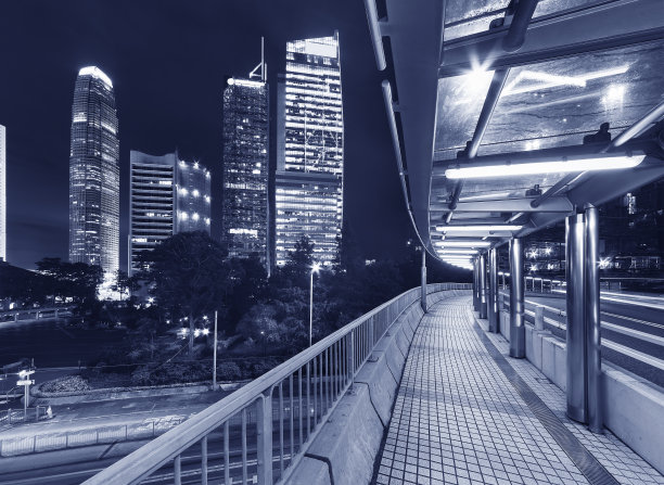 香港夜间的行人道和摩天大楼图片下载