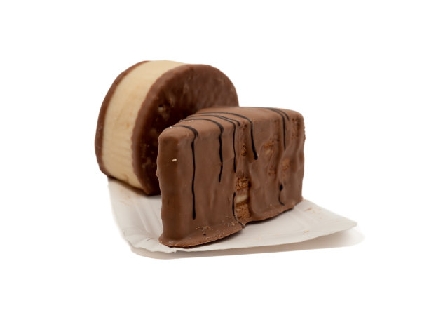 白色背景上的一块巧克力蛋糕。图片下载