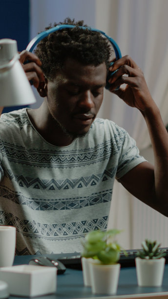 企业家在键盘上打字，听音乐图片下载