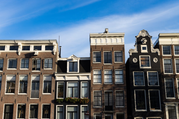 阿姆斯特丹德瓦伦社区的一排美丽的历史建筑图片下载