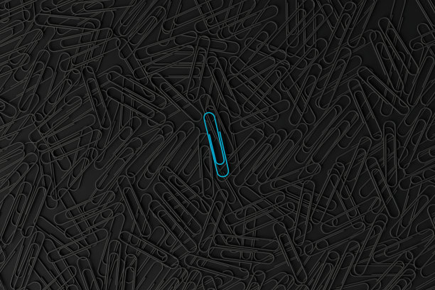 蓝色回形针在其他黑色回形针的背景上。图片下载