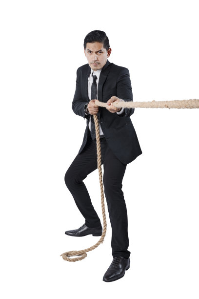 亚洲商人在拉绳子图片下载