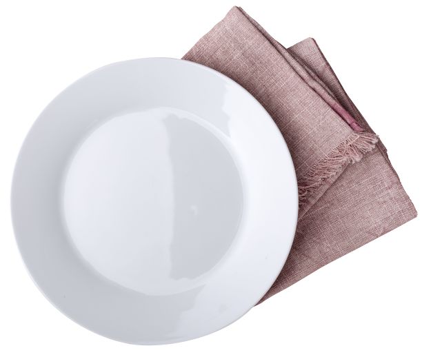 盘子放在白色背景的粉色亚麻餐巾上图片下载