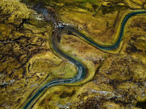 空荡的道路和草地的鸟瞰图，两边都是河流图片下载