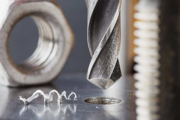 金属钻头在工业钻床上钻钢坯。金属加工行业。多刀具、立铣刀。图片下载