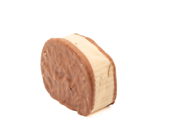 白色背景上的一块巧克力蛋糕。图片下载