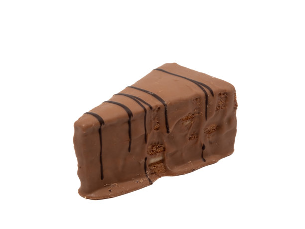 白色背景上的一块巧克力蛋糕。图片下载