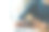 男人手握信用卡，在家里使用笔记本电脑，商人或企业家工作，网上购物，电子商务，网上银行，花钱的概念。图片下载