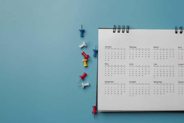 绣红大头针日历上的活动策划者日历，时钟设置时间表组织时间表，计划商务会议或旅行计划概念。图片下载