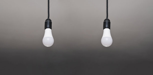 两个LED灯挂在电线上。图片下载