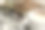 一杯白色的咖啡放在茶托上，上面有一串珍珠、干花、一本杂志和一份报纸。唯美的画面，优雅的背景照片。图片下载