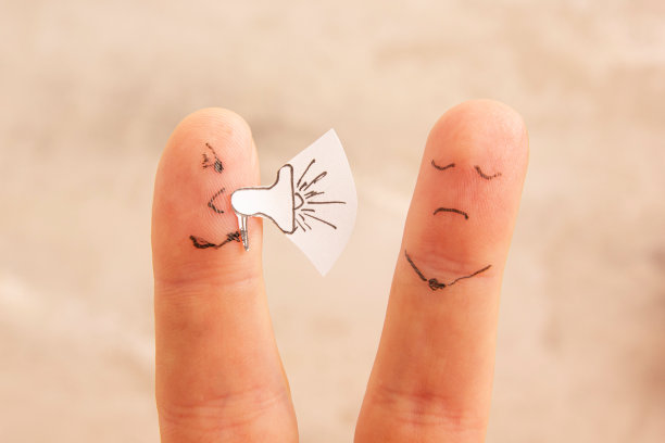 争吵的概念。妻子责骂丈夫。手指图片下载