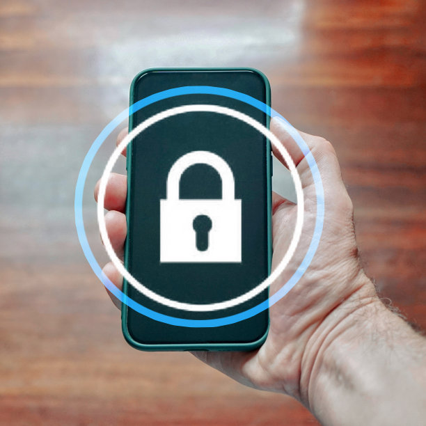 手持带有挂锁安全标志的手机图片下载