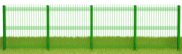 V网金属围栏上的绿色草地隔离在白色背景与修剪路径。园林、装饰、景观概念。图片下载