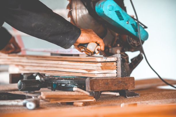 木匠用纤维切割机，切割木材柚木片，不保护又安全，木匠技艺精湛图片下载