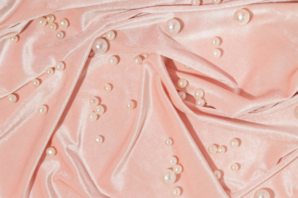 有创意的布局与珍珠粉天鹅绒背景。八九十年代复古时尚的审美理念。极简浪漫的想法。图片下载